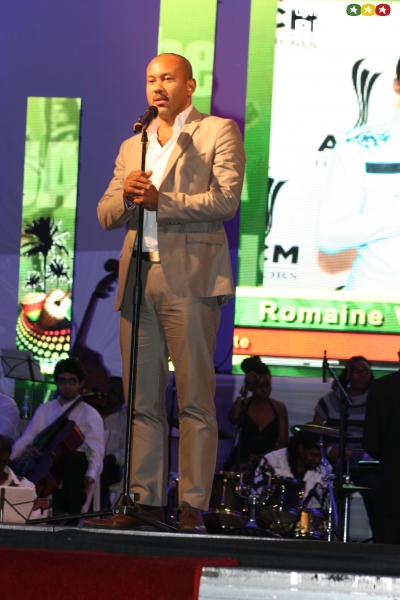 Jason Hall, Jamaican Tourist Board presenting Artiste of the Year award © Steve James