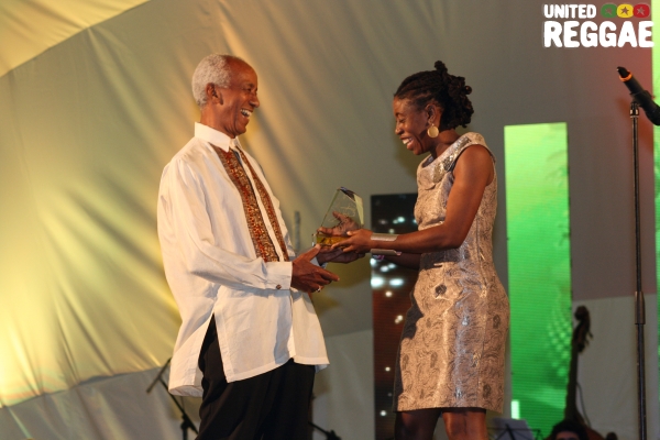 Ron Burke, founding member of Reggae Sunsplash accepts his award © Steve James