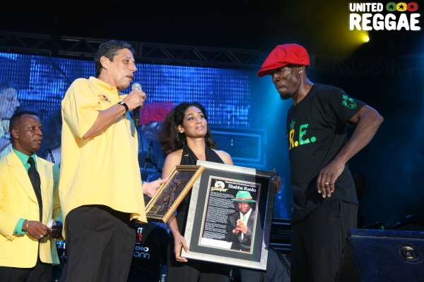 Shabba receives award from Sumfest organizers © Steve James