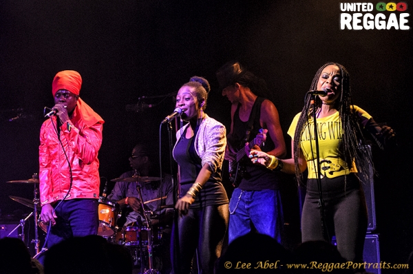 Richie Spice and backup singers © Lee Abel