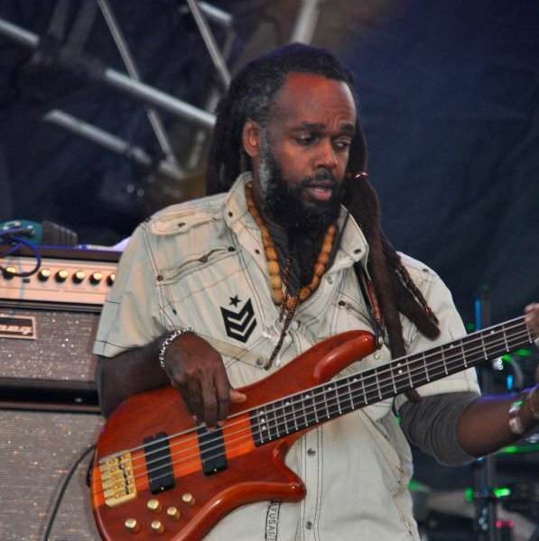 Kavayah Amn, bass player Ky-mani Marley © Gail Zucker